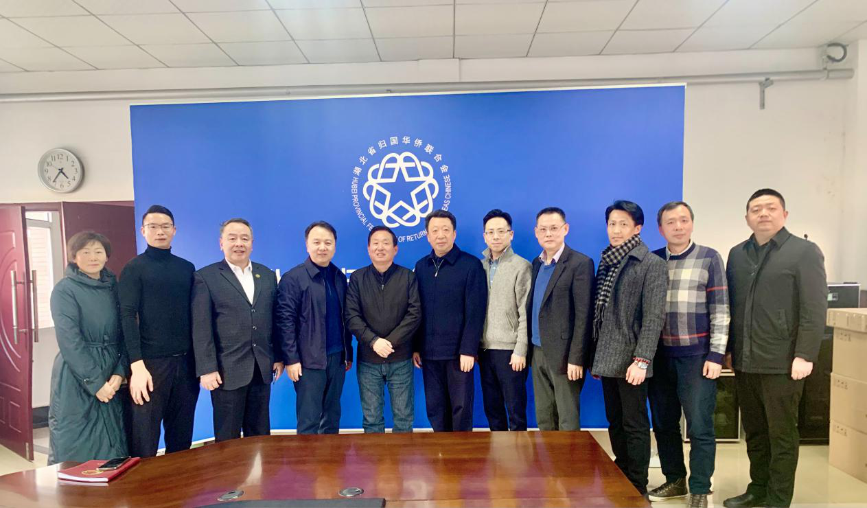 施政與僑社團及企業(yè)負責人代表座談