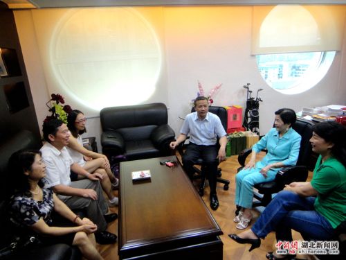 何光源副主席一行拜訪僑商陳國(guó)成先生